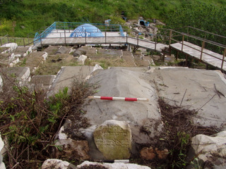 25: The gravestone of Donia Reyna, wife of Rabbi Gedalya Halevi, looking south