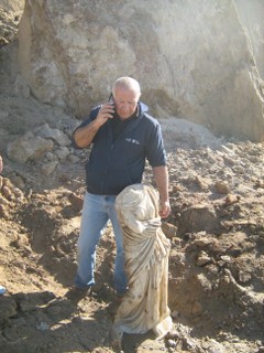 ד"ר יגאל ישראל עם הפסל