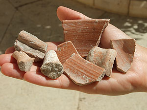שברי קערות החרס שנאספו מעוטרות במירוק אובניים האופייני לתקופת הבית הראשון